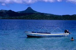 Archipel-des-Comores;-Baie;-Baigneur;-Bateau;-France;-Kaleidos;-Kaleidos-images;-La-parole-à-limage;-Laurent-Abad;-Mayotte;-Mer;-Océan-Indien;-Paysage-marin;-Pic;-Stories-Pictures